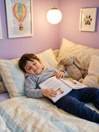 Ali uyumadan önce kendi adının yazılı olduğu masalı annesiyle okurken bedtime reading anı