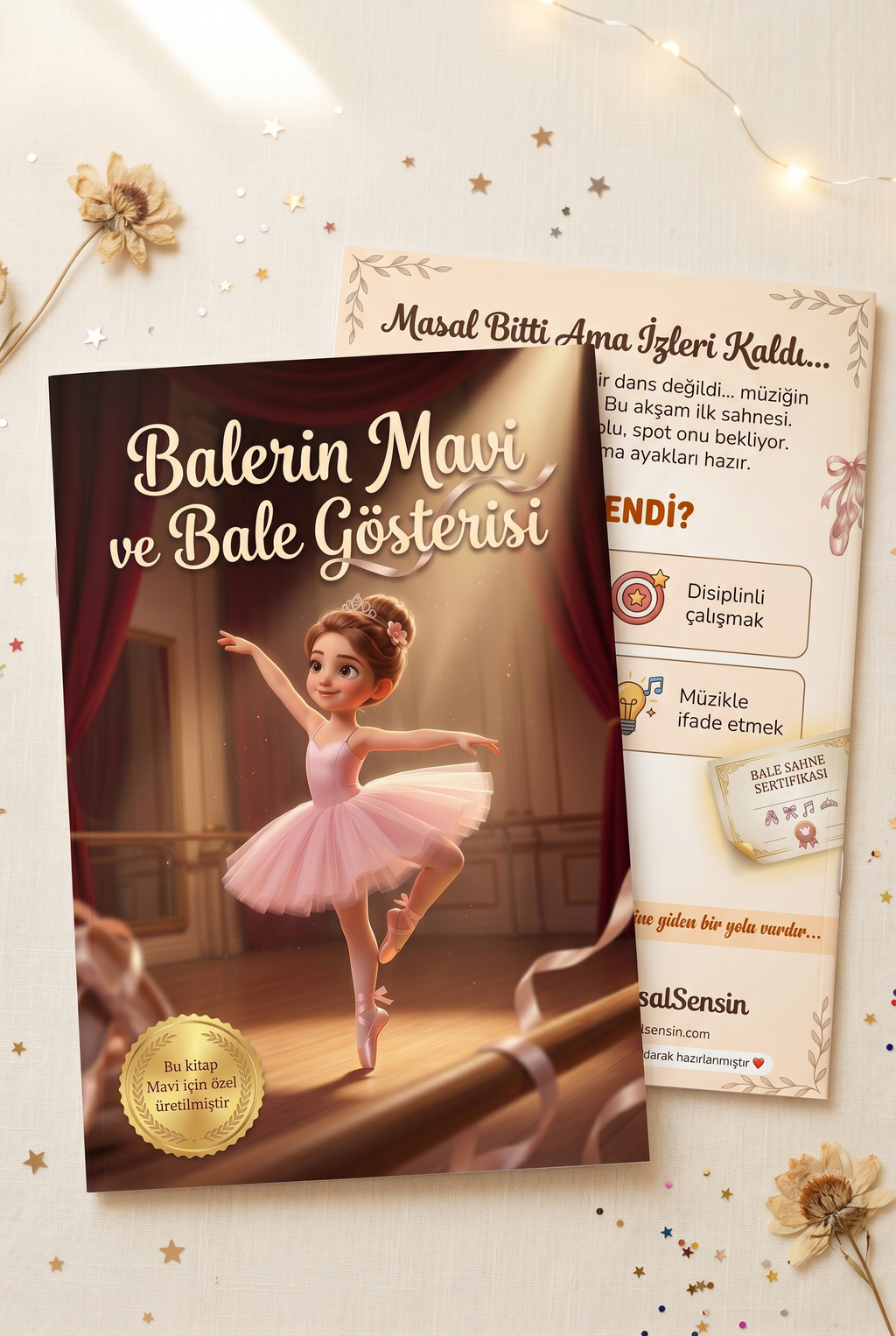 Balerin Mavi ve Bale Gösterisi kitabının ön ve arka kapakları bir arada, A4 boyutundaki yumuşak kapak kalitesini gösteriyor.