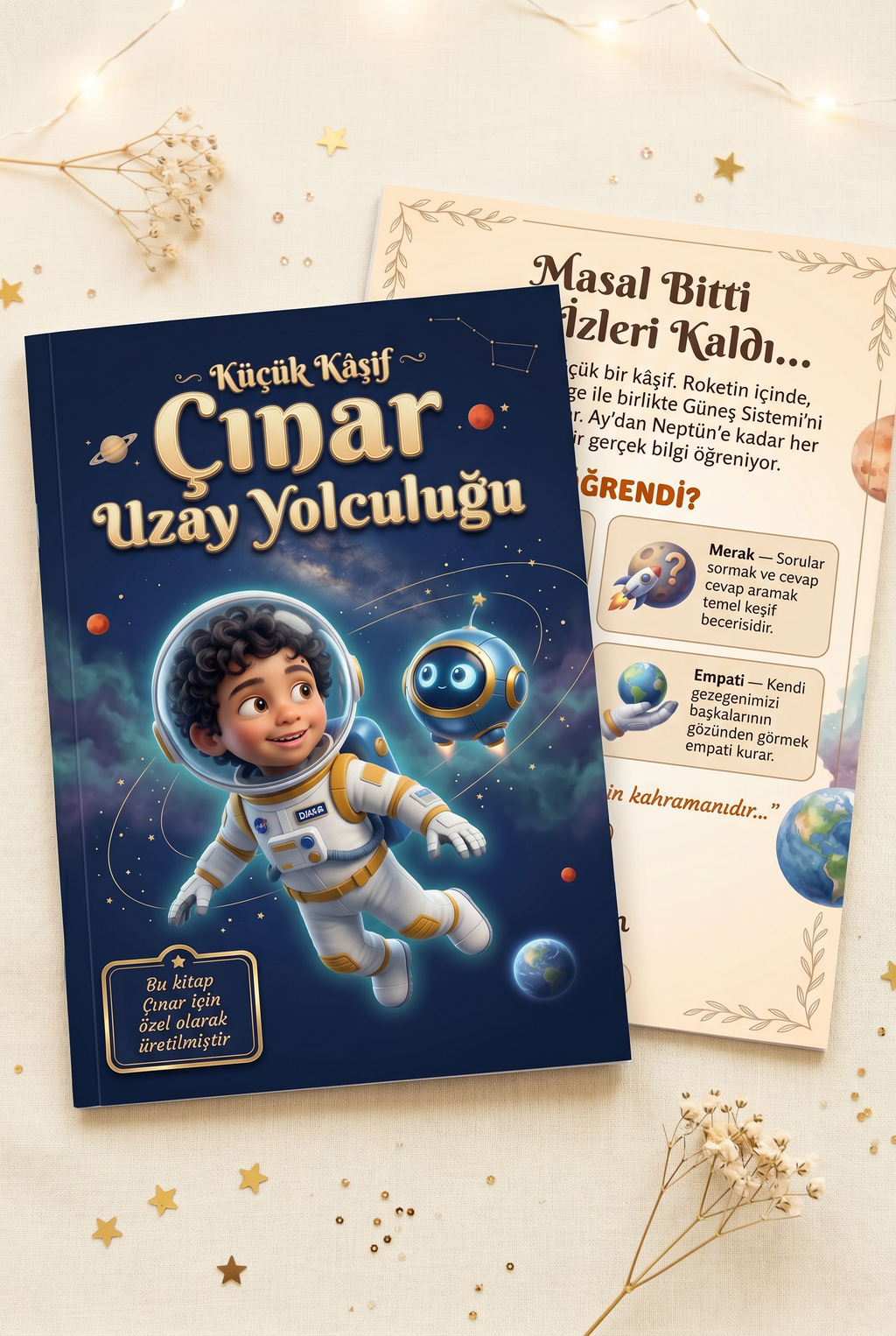 Çınar'ın kişiye özel uzay temalı çocuk kitabının A4 boyutundaki ön ve arka kapakları yan yana sergileniyor.
