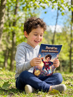 Doruk uyumadan önce kendi adının yazılı olduğu kahramanlık masalını okurken — huzurlu bedtime reading anı