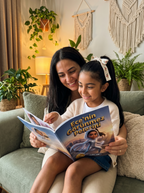 Ece uyumadan önce yatağında kendi adının yazılı olduğu masalı okurken — huzurlu bedtime reading anı