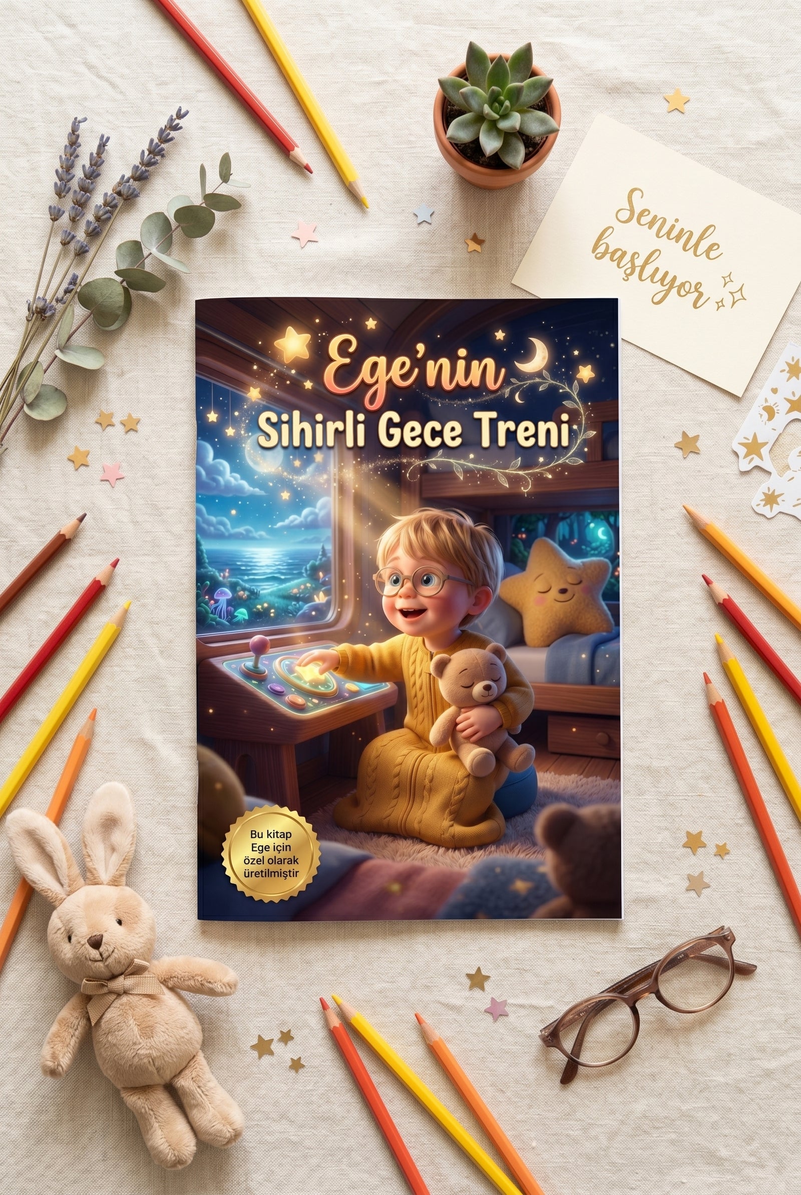 Ege'nin Sihirli Gece Treni kitabı ahşap zemin üzerinde - yaş günü hediyesi olarak kişiselleştirilmiş kitap