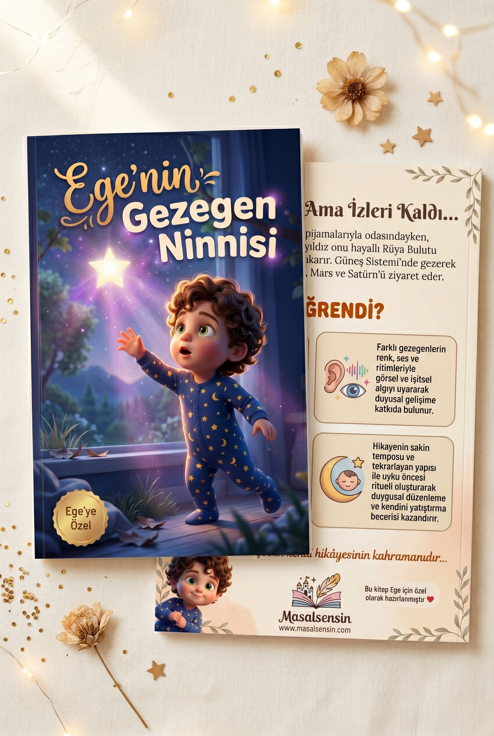 Kişiye özel 'Ege'nin Gezegen Ninnisi' kitabının A4 boyutundaki ön ve arka kapakları yan yana gösteriliyor.