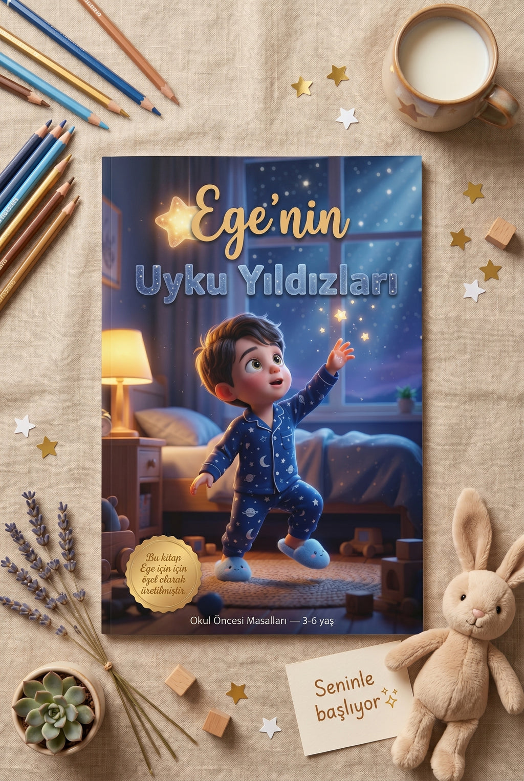 Ahşap oyuncaklar eşliğinde Ege'nin Uyku Yıldızları okul öncesi masalları kitabı flatlay konsept