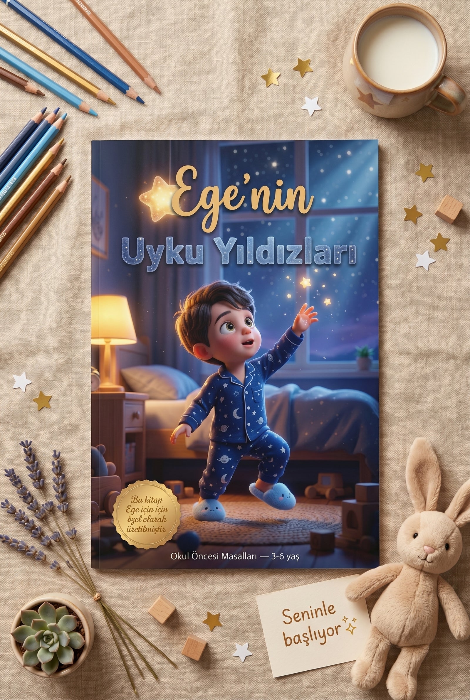 Ahşap oyuncaklar eşliğinde Ege'nin Uyku Yıldızları okul öncesi masalları kitabı flatlay konsept