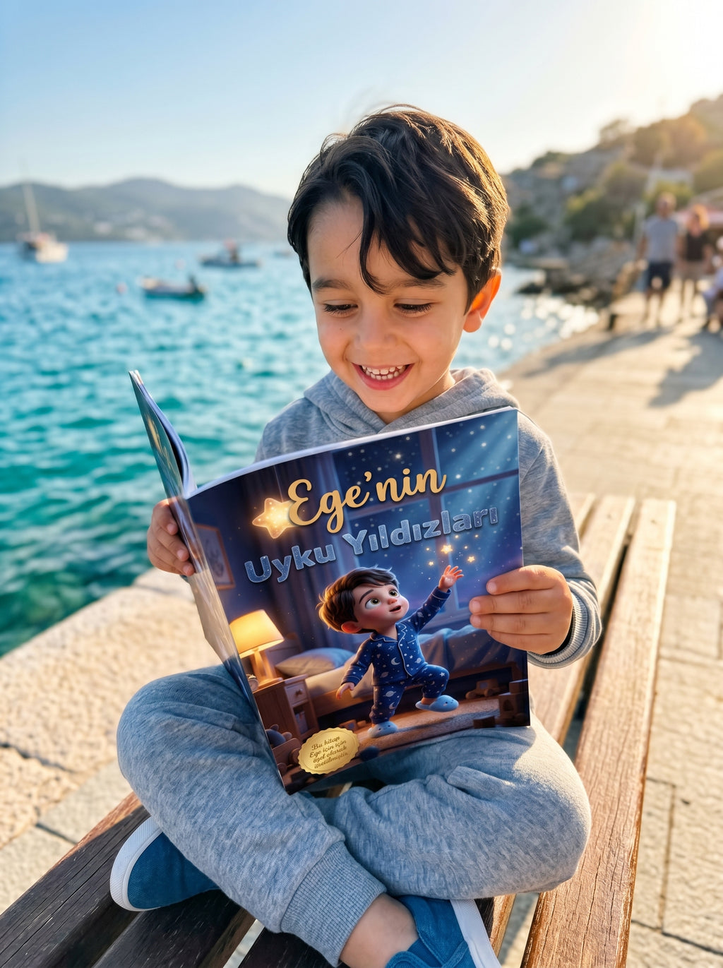 Ege uyumadan önce yatağında kendi adının yazılı olduğu masalı okurken huzurlu bedtime reading anı