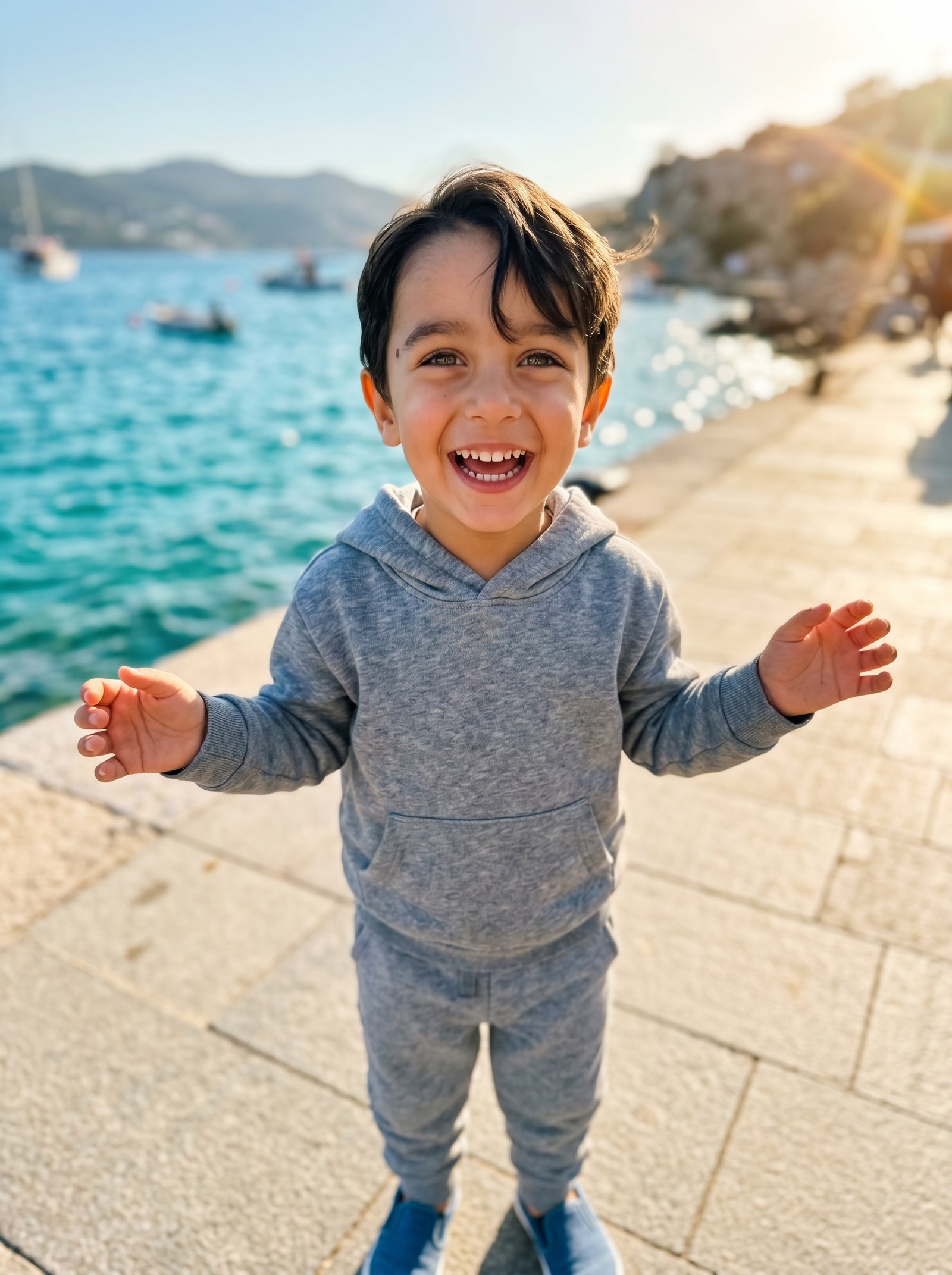 Çocuğun gerçek fotoğrafı Ege için kişiye özel uyku masalı kahramanına dönüştürülecek mutlu bir an