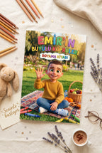 Kişiye özel boyama kitabı karmaşık sayfaları, renkli boya kalemleri ve Emir'in oyuncak ahşap bloklarıyla üstten görünüm