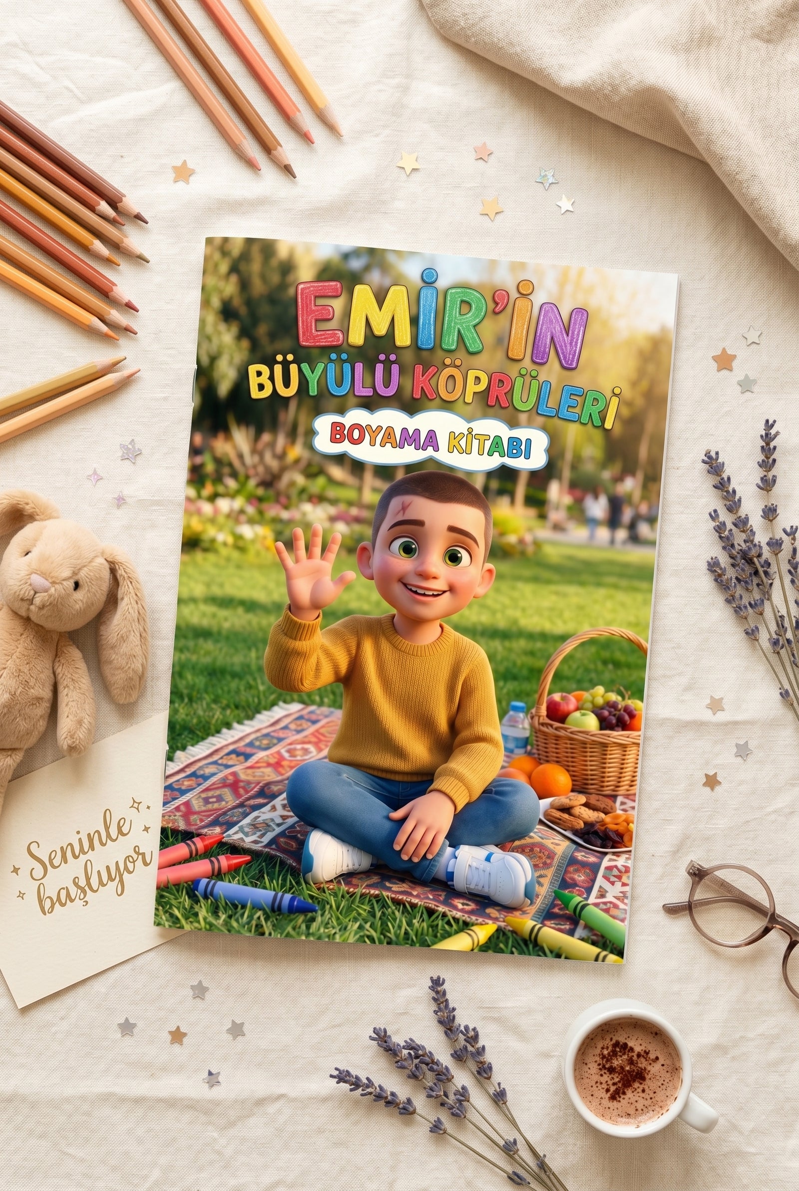 Kişiye özel boyama kitabı karmaşık sayfaları, renkli boya kalemleri ve Emir'in oyuncak ahşap bloklarıyla üstten görünüm