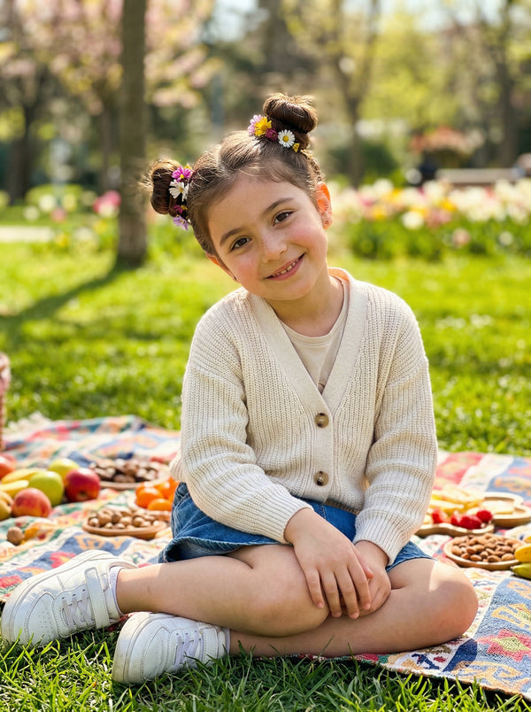 Eylül ismine özel tasarlanmış, sabrı anlatan kişiye özel çocuk kitabı okuyan mutlu çocuk.