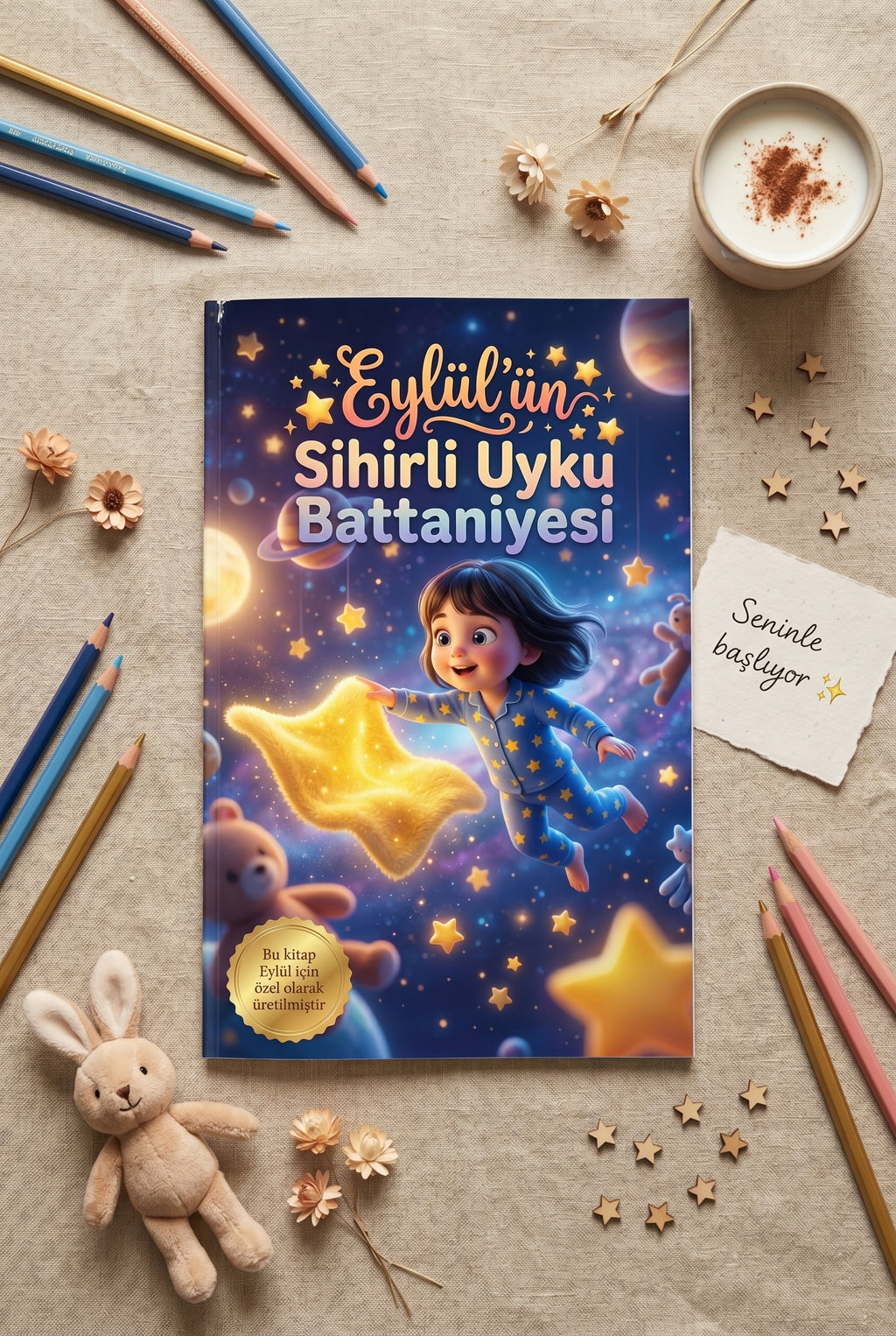 Eylül'e özel isimli çocuk kitabı sayfaları, gece lambası ve uyku arkadaşı peluş oyuncakla birlikte estetik sunum