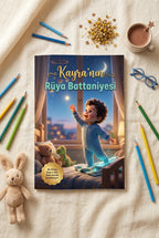 Kayra için kişiselleştirilmiş bebek masalları kitabı ahşap zemin üzerinde sevimli peluş ayıcıkla birlikte yatay görünüm