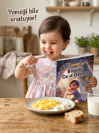 1 yaşındaki bebeğin kendi adının ve fotoğrafının bulunduğu kişiselleştirilmiş masal kitabına gülümseyerek bakması